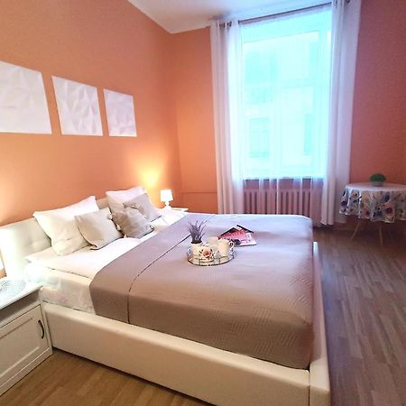 Spacious Old Town Family Peachy 2 Bedrooms Apartment, Nearby The Riga Presidential Castle Dış mekan fotoğraf