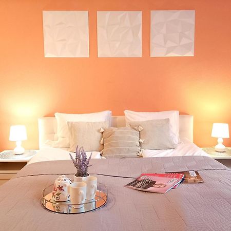 Spacious Old Town Family Peachy 2 Bedrooms Apartment, Nearby The Riga Presidential Castle Dış mekan fotoğraf