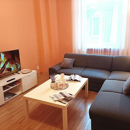 Spacious Old Town Family Peachy 2 Bedrooms Apartment, Nearby The Riga Presidential Castle Dış mekan fotoğraf