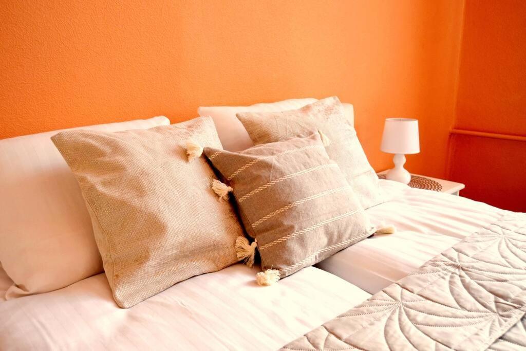 Spacious Old Town Family Peachy 2 Bedrooms Apartment, Nearby The Riga Presidential Castle Dış mekan fotoğraf