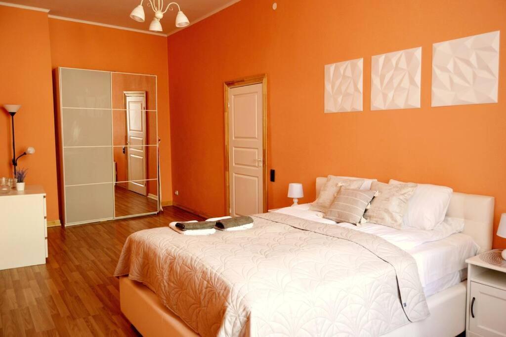 Spacious Old Town Family Peachy 2 Bedrooms Apartment, Nearby The Riga Presidential Castle Dış mekan fotoğraf