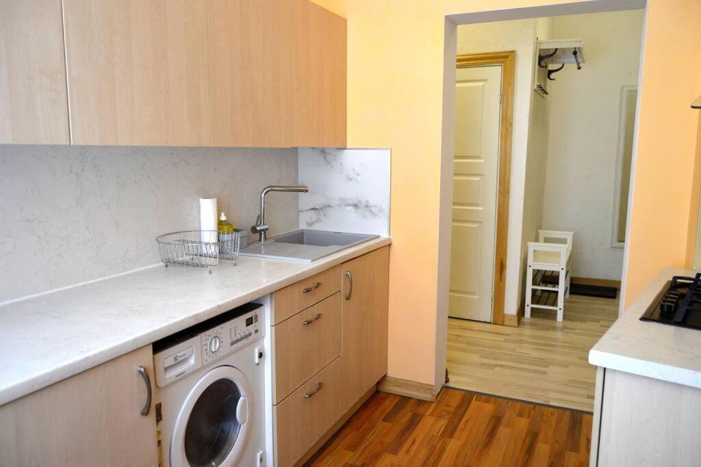 Spacious Old Town Family Peachy 2 Bedrooms Apartment, Nearby The Riga Presidential Castle Dış mekan fotoğraf