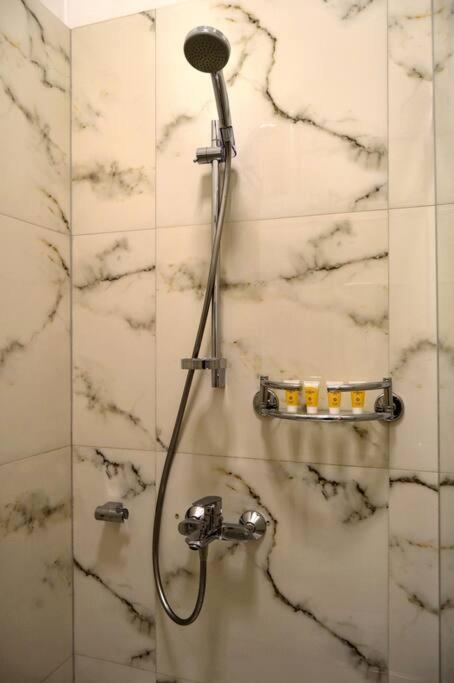 Spacious Old Town Family Peachy 2 Bedrooms Apartment, Nearby The Riga Presidential Castle Dış mekan fotoğraf