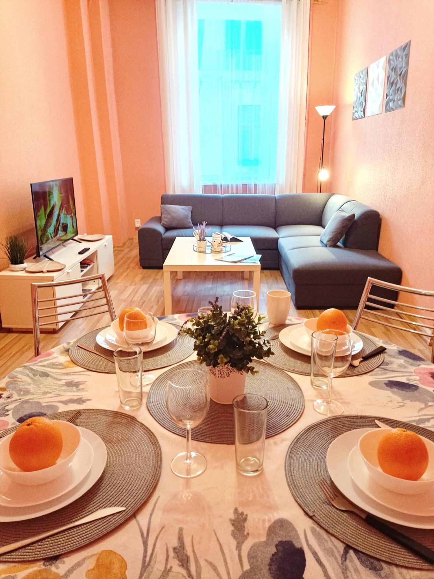 Spacious Old Town Family Peachy 2 Bedrooms Apartment, Nearby The Riga Presidential Castle Dış mekan fotoğraf